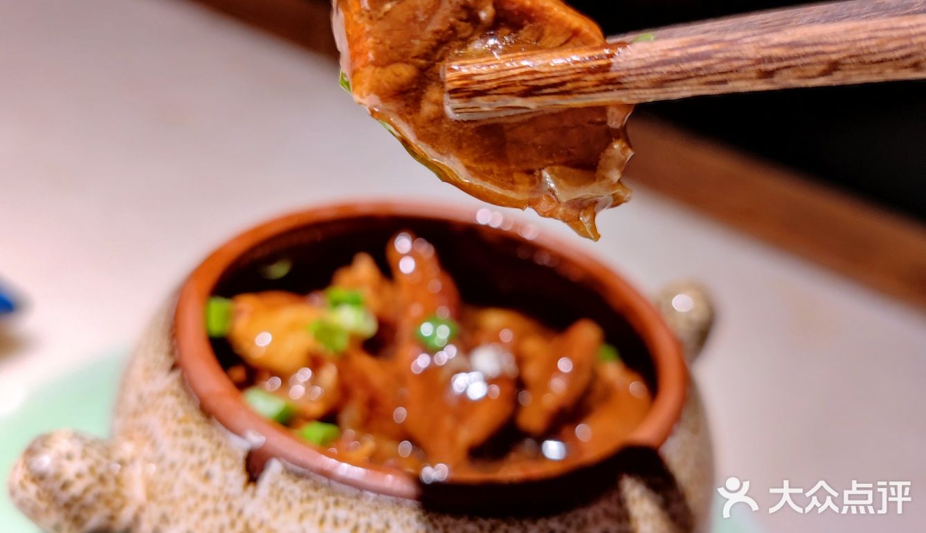 适合家庭小聚的小馆子，二楼环境更好。