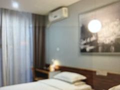 -卡罗酒店(东门晒布地铁站店)