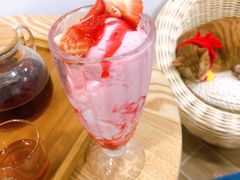 草莓冰淇淋杯-李小姐の猫咖啡馆(五角场店)