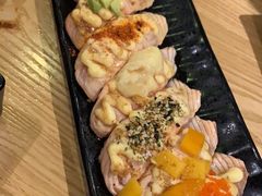 火焰烧七味三文鱼寿司-万岁寿司(万国店)