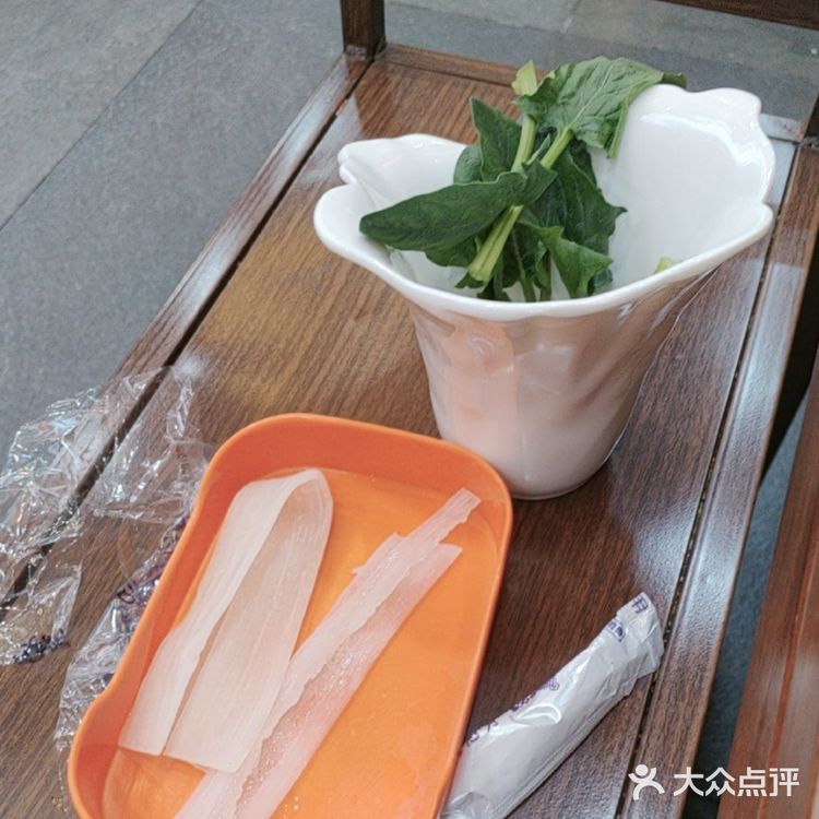入口即化，尤其是肥瘦相间的部位，鲜美无比羊肉非常新鲜