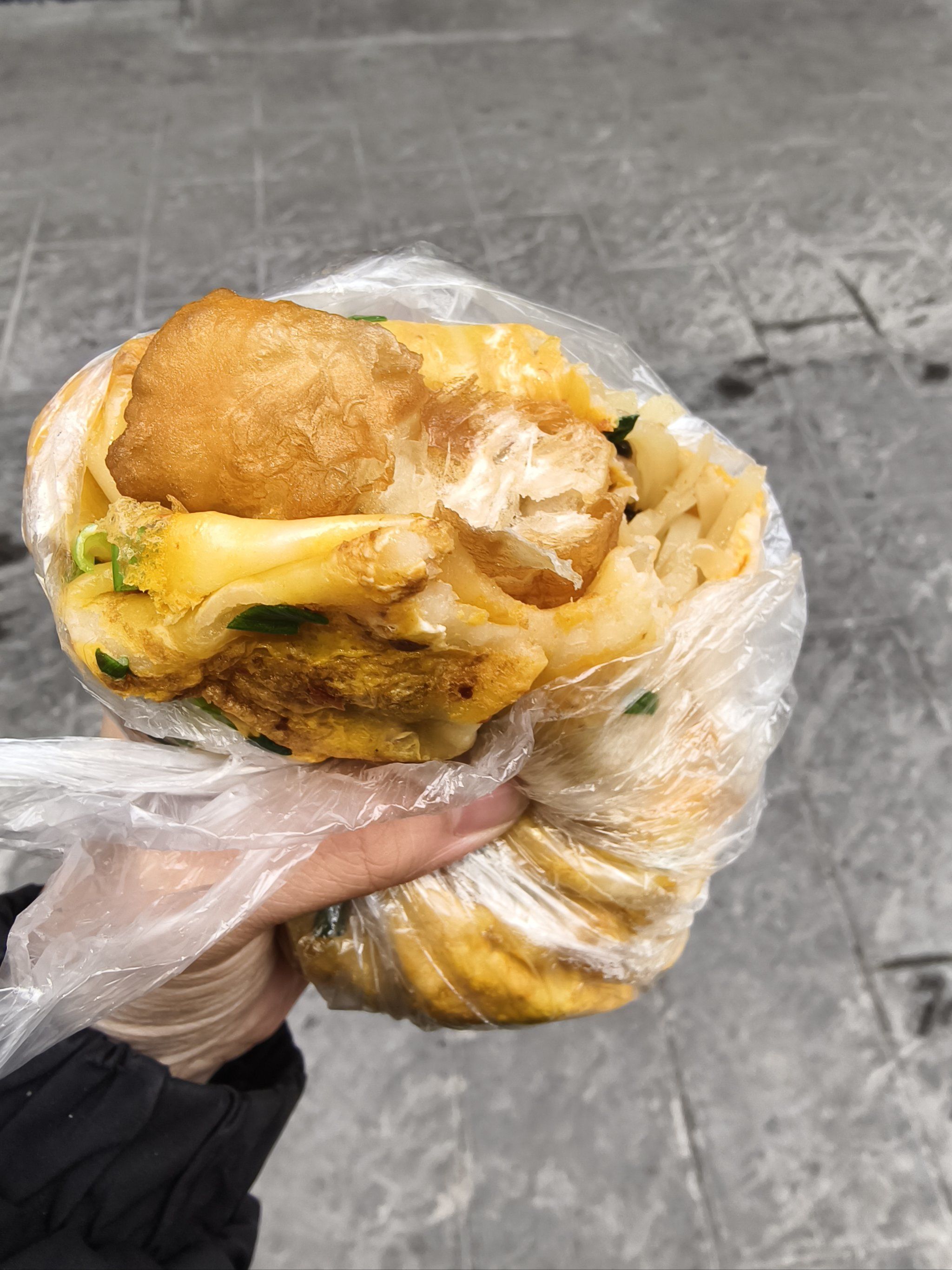 鸡蛋饼免费加八个菜!