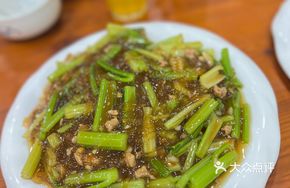 Celery and Minced Pork Stir-Fried Noodles