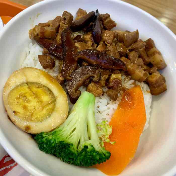 李喜旺牛腩饭-"位于繁华的滨江道步行街,招牌还挺明显的,.