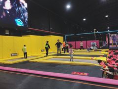 -嘿哟动霸CHUA·新潮玩运动娱乐中心·蹦床滑冰团建乐园