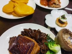 金牌扣肉配玉米饼-杭州西子湖四季酒店·金沙厅