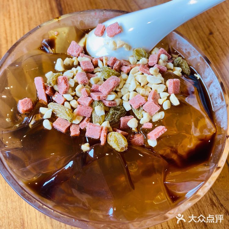 吃一口凉粉，解辣降温。其他小菜分量不多