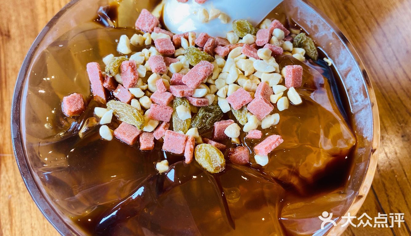 吃一口凉粉，解辣降温。其他小菜分量不多