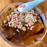 吃一口凉粉，解辣降温。其他小菜分量不多