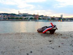 -多瑙河畔鞋履雕塑