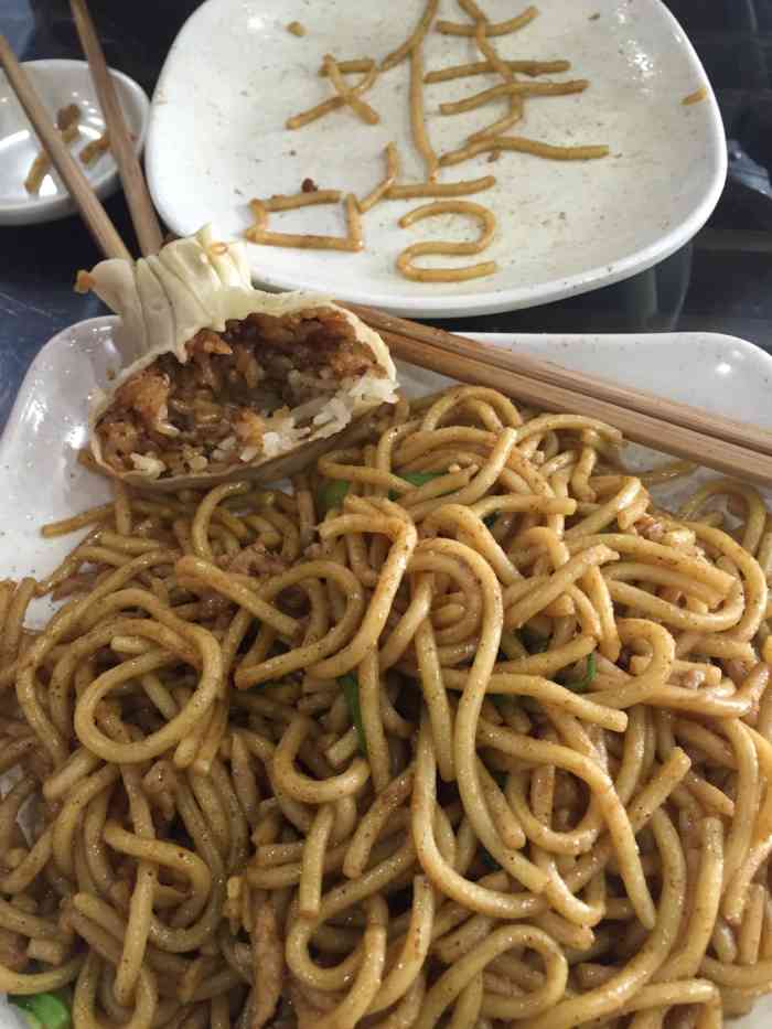 老鸿兴(万航渡路店)-"住在附近的怡莱酒店,早上在附近找早餐吃,.