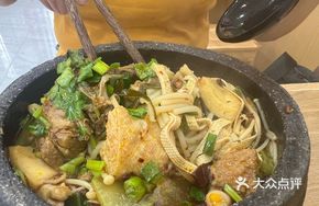 Braised Pork Rib Noodle in Clay Pot