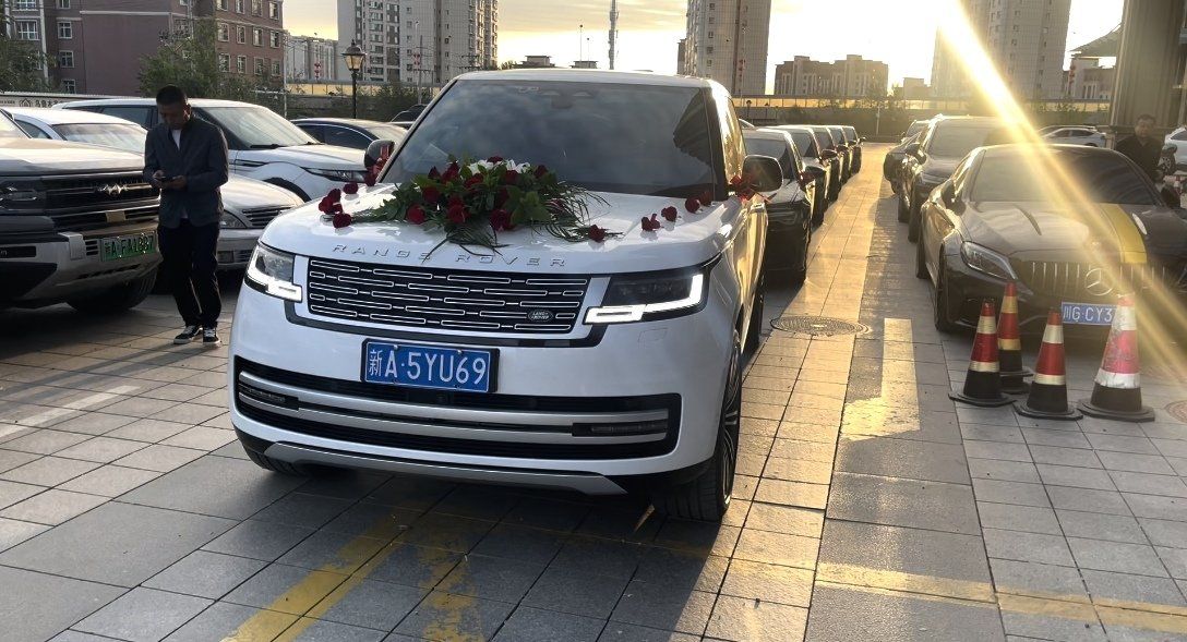 这组车型:头车路虎揽胜白色,路虎揽胜黑色
尾车跟的奥迪车队
揽你