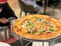 香烤鸡肉比萨配香葱及西兰花-WOLFGANG PUCK KITCHEN & BAR(迪士尼小镇店)