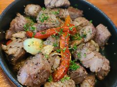 橄榄油蒜香黑椒牛肉粒配慢烤甜椒-帕歌西班牙餐厅paco tapas