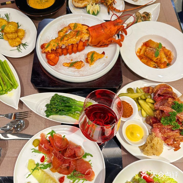 济南东边新开的一家高级西餐厅氛围感十足