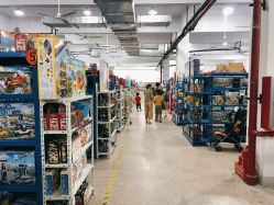 -逝水玩具折扣店