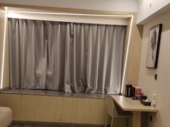 -欧辰国际酒店(重庆欢乐谷轻轨站店)