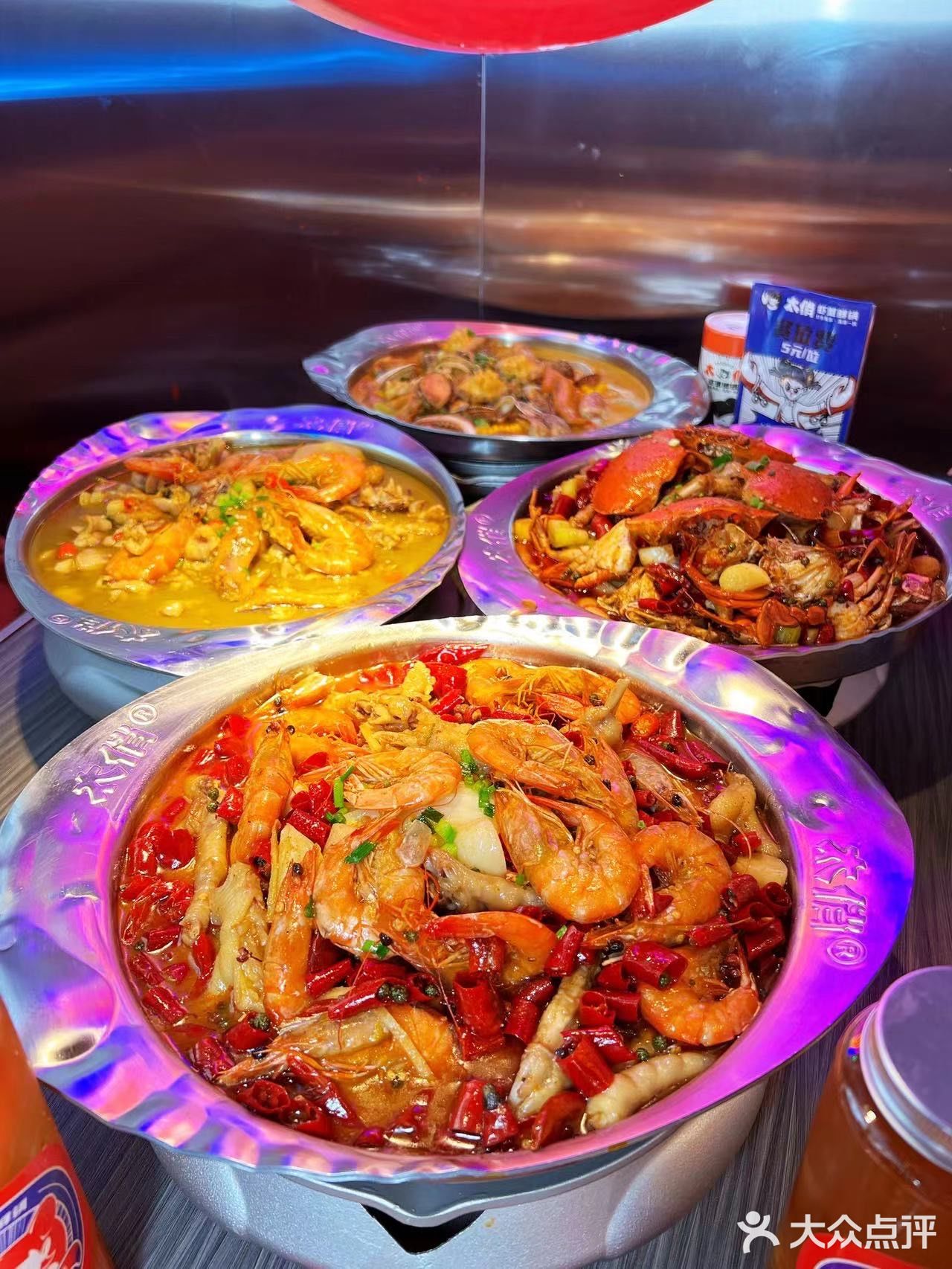 过年和姐妹吃团年饭吃螃蟹鲍鱼虾太有气氛了
