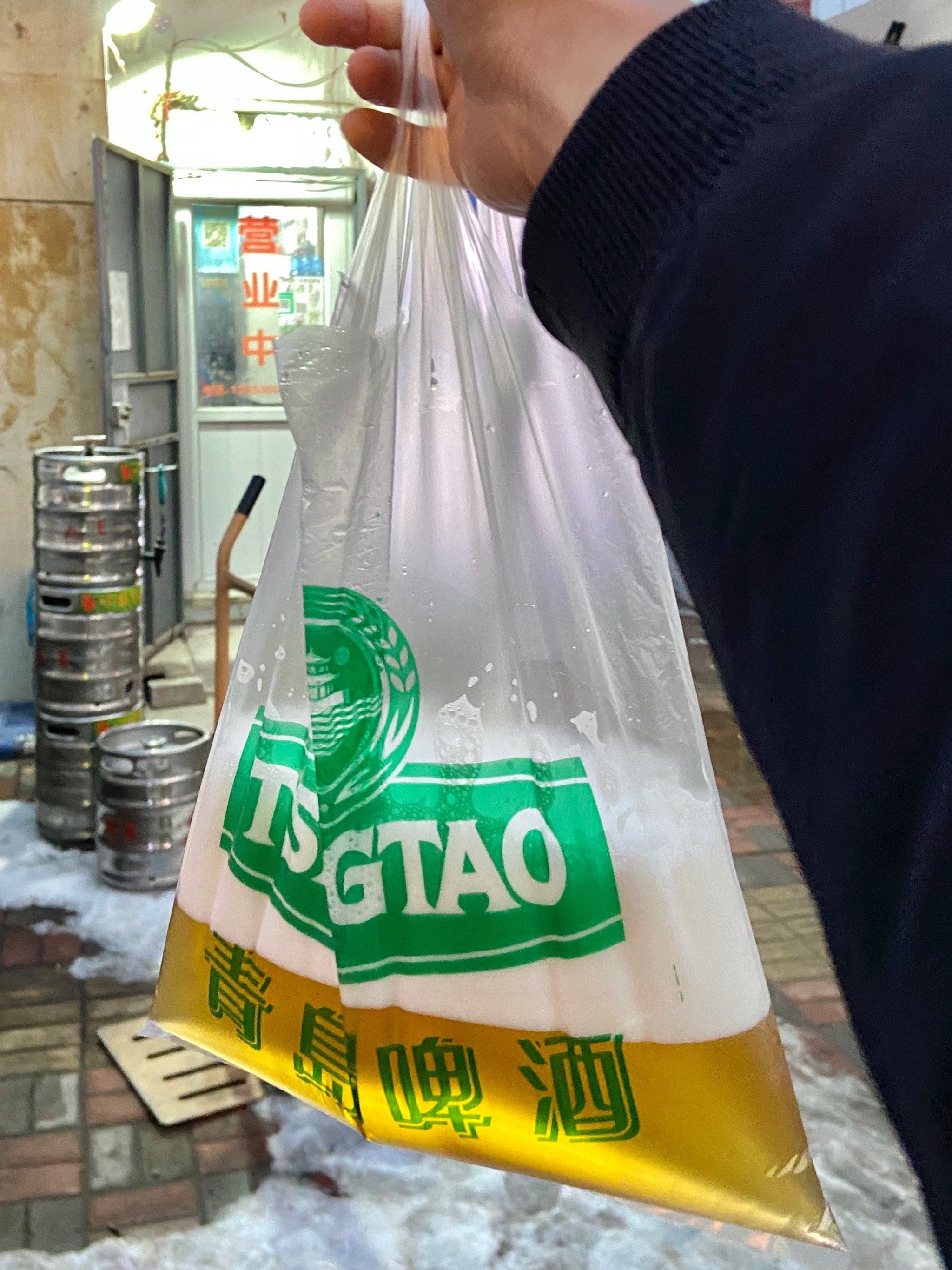 来青岛怎么能不喝袋装啤酒呢!