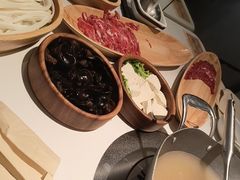 -左庭右院鲜牛肉火锅(金山万达店)