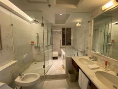 -深圳富苑皇冠假日套房酒店