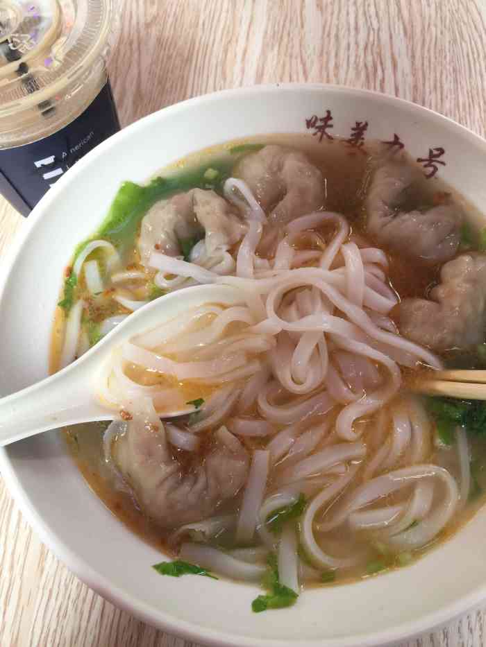 味美九号汤粉店-"吃着吃着粉肠饭居然看到碗边有只死蟑螂 简.