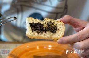 餐前面包配橄榄酱