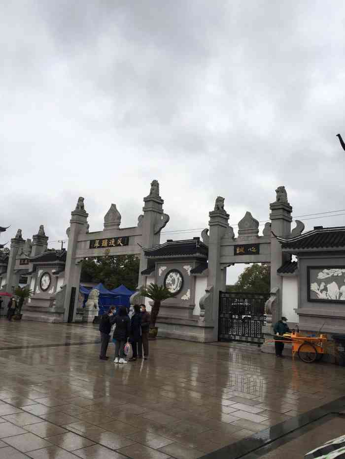 上海滨海古园"人生的最后一站,天色阴沉,但是作为后辈看.