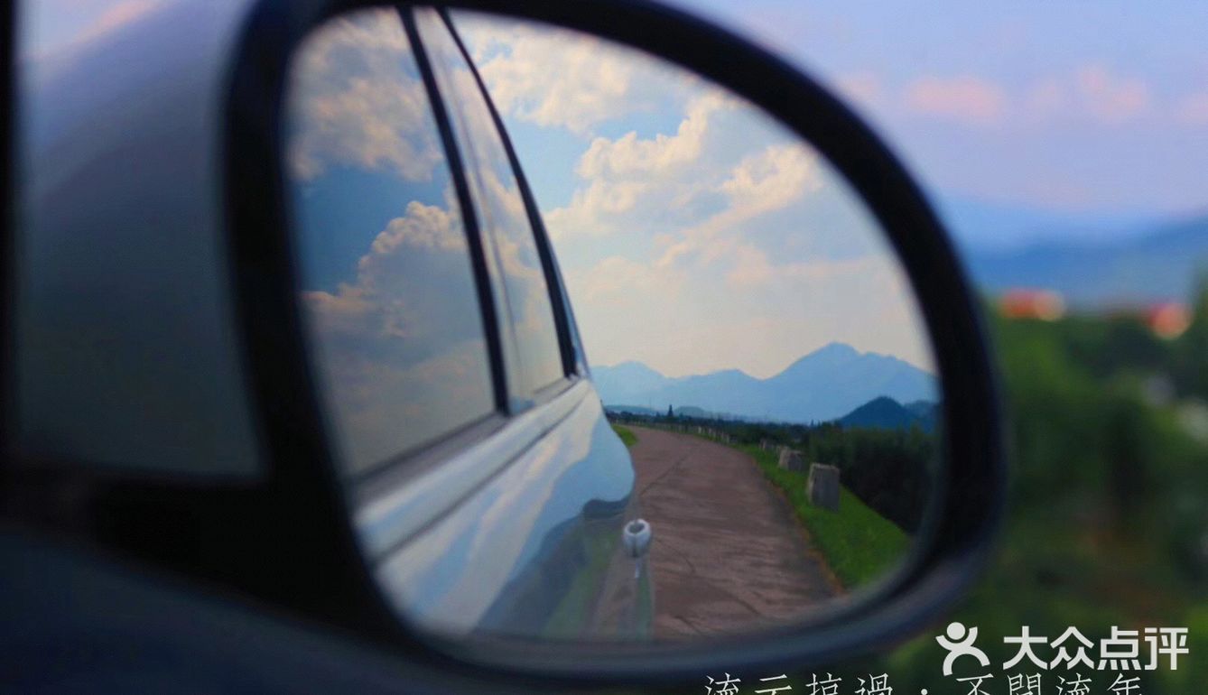 摘一颗或剪一串井水一洗玫瑰味葡萄甜的沁人心脾流云掠过