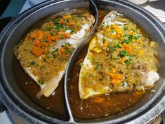 剁椒鱼头配手擀面-阿瓦山寨·湘菜现炒·剁椒鱼头王(咸阳总店)