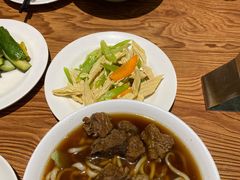 腐竹拌芹菜-清真吴记门钉肉饼·喜多利