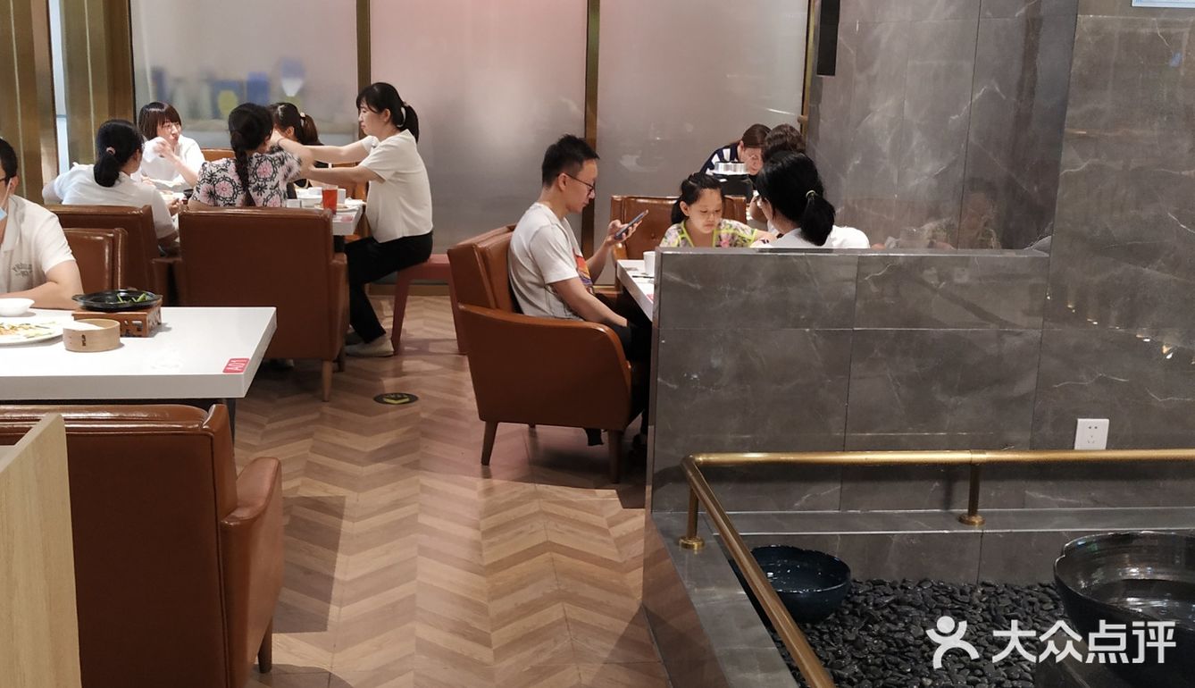 工作人员很早就不让排队等位了。其实在叫号的过程中