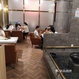 工作人员很早就不让排队等位了。其实在叫号的过程中