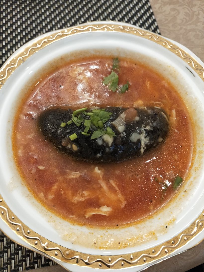 西红柿蛋汤炖辽参,每位一例,海参腥味不重,处理的很干净