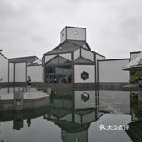 苏州博物馆馆身以灰白两色为主