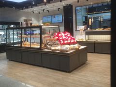 面包甜点陈列柜-皇冠幸福里动物奶油生日蛋糕(龙阳村地铁站店)