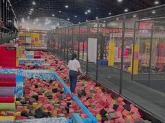 -嘿哟动霸CHUA·新潮玩运动娱乐中心·蹦床滑冰团建乐园