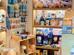 -小镇影院迪士尼小熊Duffy与他的朋友合影地