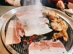 -围炉肉舍•炭烤活鳗•丹东海鲜烤肉(步行街店)
