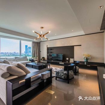 【业主需求】 本案以现代风格为主,运用了大量的暖色为