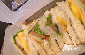 Fresh Shrimp and Mango Sandwich
