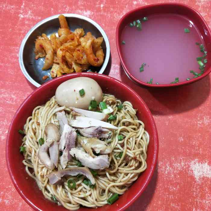 四哥卤鸡面-"四哥卤鸡面在理工算是特别火的一家店了 .