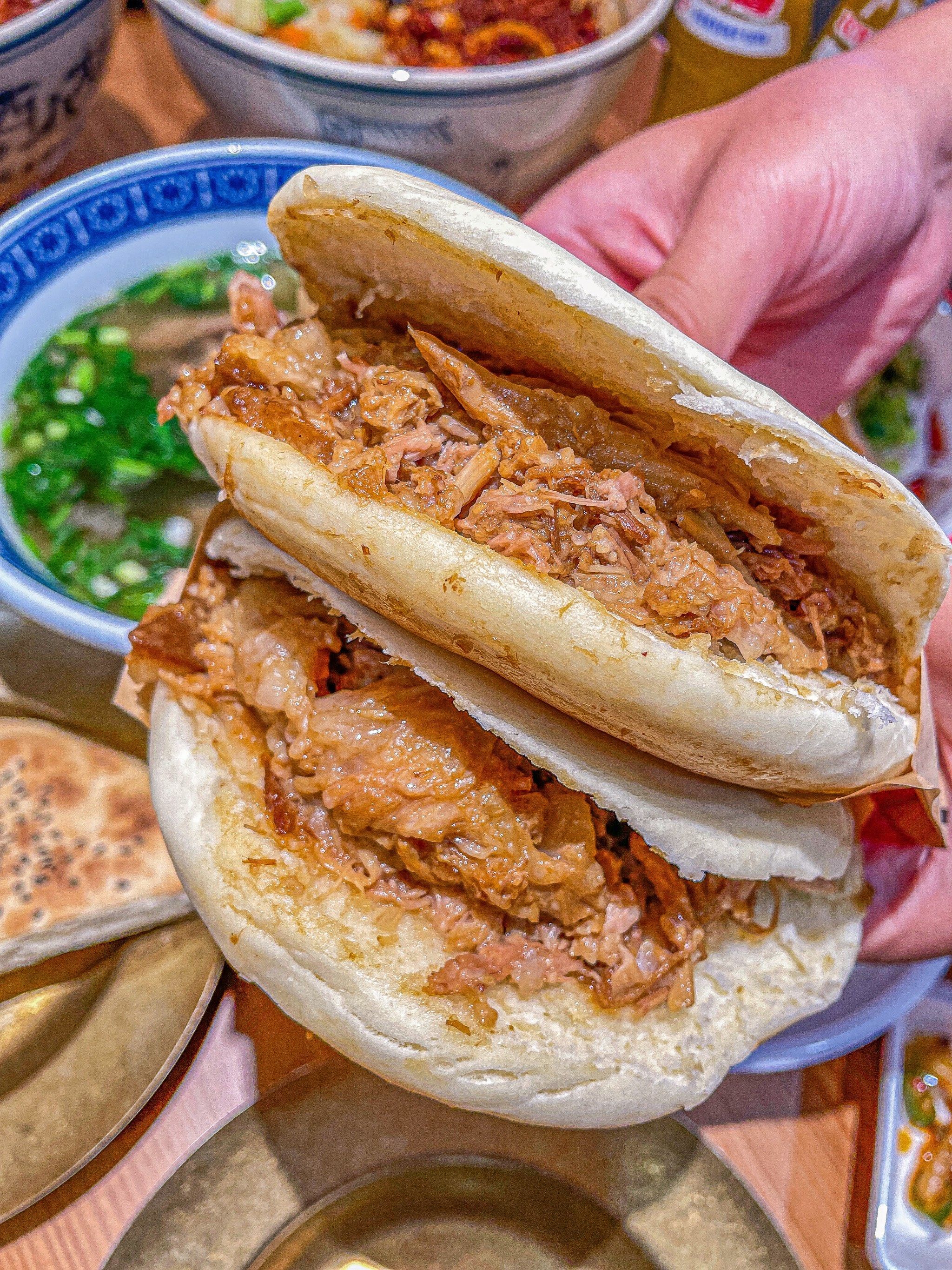 n
🔥肉夹馍
肥瘦相间,饼是地道西安人常吃的白吉饼,纯手工现