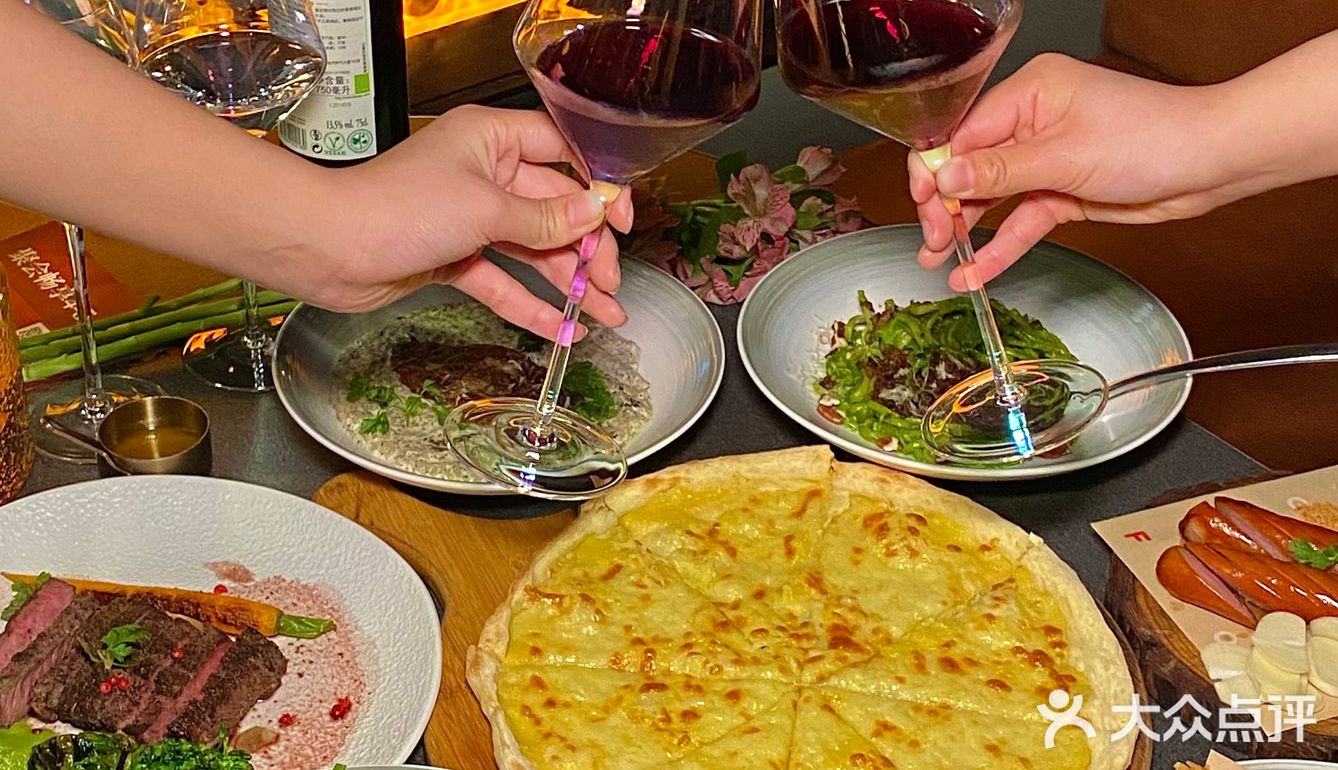 双子塔下的这家餐酒吧尊的美呆！！