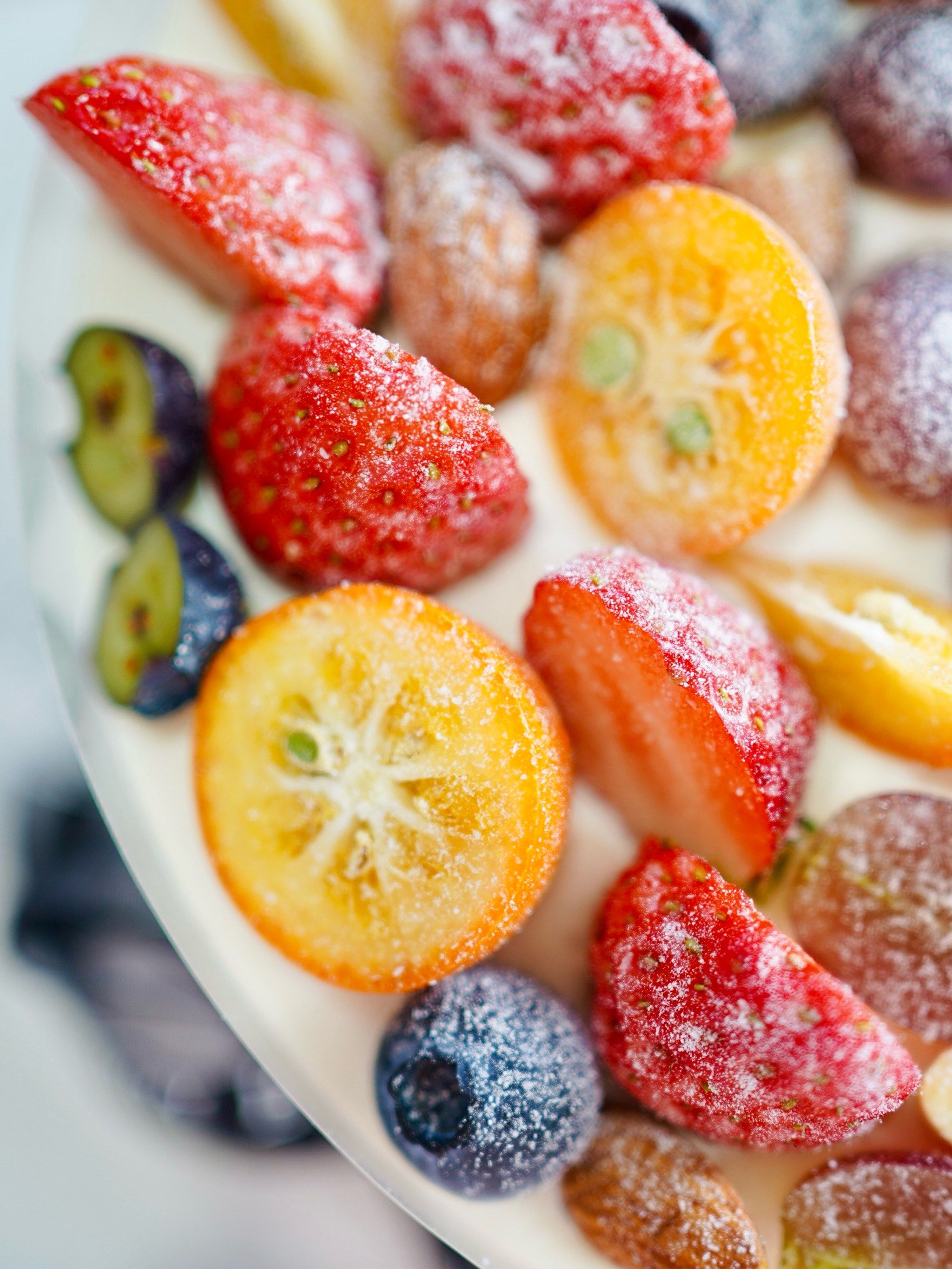 水果点缀的蛋糕是最甜蜜的幸福时刻