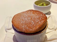 树莓舒芙蕾配开心果冰激凌-AZUR聚(香格里拉饭店)