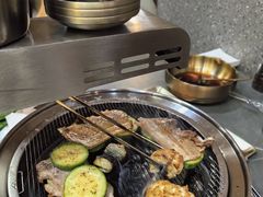 -围炉肉舍•炭烤活鳗•丹东海鲜烤肉(步行街店)