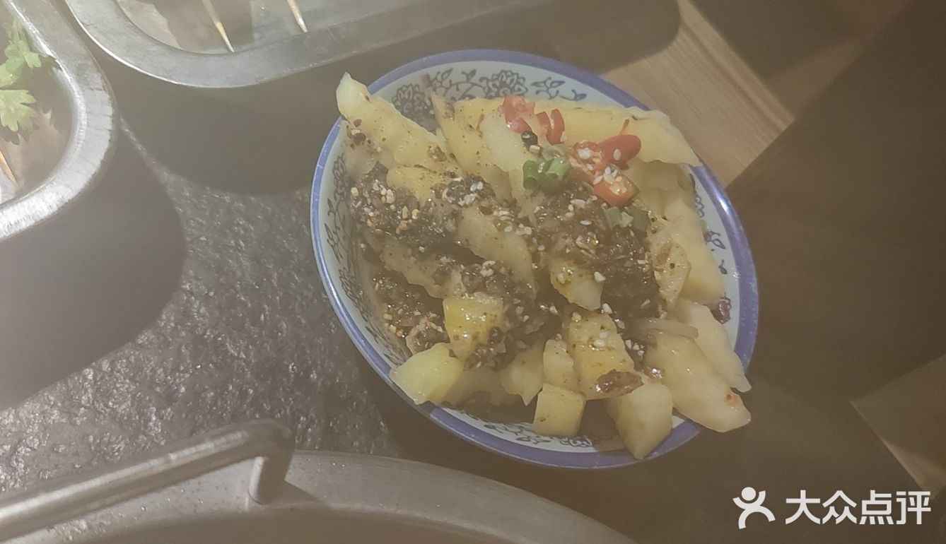 底下全是豆芽，他们家冒菜还是有点辣