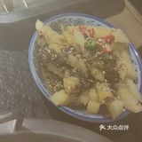 底下全是豆芽，他们家冒菜还是有点辣